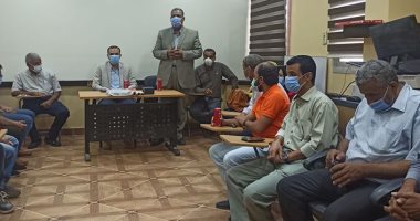 صور.. حفل لتكريم وكيل صحة الأقصر السابق بعد قرار نقله لدمياط