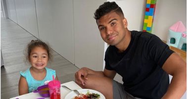 كاسميرو يشارك ابنته سارة الطعام ويؤكد: لا يكفى أن تكون أبًا يجب أن تشارك