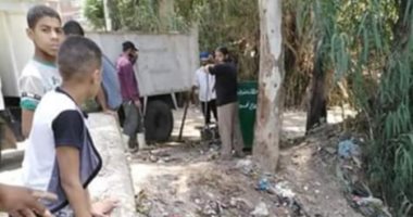 قرية البيضا بالمنوفية يشكون قيام الوحدة المحلية بالقاء القمامة بالترعة