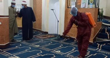 صور.. مساجد مصر تواصل وضع علامات التباعد والتعقيم استعدادا لاستقبال المصلين