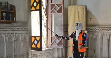 فتاة تشارك فى تعقيم مساجد المنيا استعدادا لاستقبال المصلين السبت.. صور
