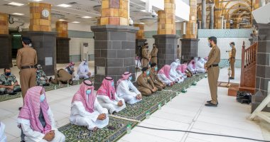 ننشر صور أداء المصلين لصلاة الجمعة من الحرم المكى وسط إجراءات احترازية