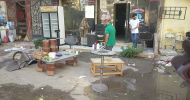 صور.. أصحاب المقاهى فى الغربية يستعدون لإعادة فتحها بغسل الكراسي  