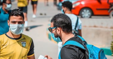 أحمد دويدار يتقمص دور "طبيب" ويقيس حرارة لاعبى الإنتاج الحربى.. صور