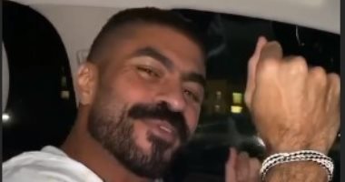 شاهد.. خالد سليم يغنى "اللى فات مات" من داخل السيارة
