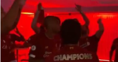 شاهد.. فرحة هستيرية ورقص نجوم ليفربول احتفالا بلقب الدورى الإنجليزى