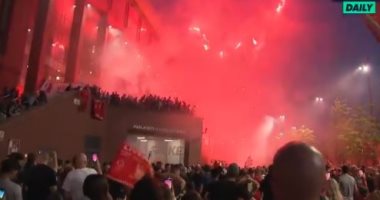 ألعاب نارية فى سماء ليفربول.. جمهور الريدز يحتفل بلقب الدورى × 4 فيديوهات