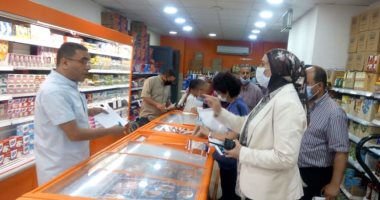 صور.. رئيس حى المنتزه شرق الإسكندرية تشن حملة مكبرة لغلق المحلات المخالفة