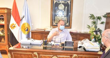 محافظ أسيوط يبحث مشاركة أطقم هيئة التأمين الصحى بالمستشفيات العامة والعزل 