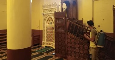 متطوعون بالأقصر يعقمون مساجد مدينة البياضية.. صور 