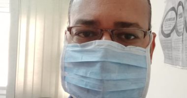 كمامتك حمايتك.. "سيد" يشارك بصورته خلال عمله ملتزما بالإجراءات الوقائية  
