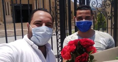 صور ..قبطى يوزع ورود على المسلمين عقب صلاة الظهر بمسجد الرضا ببنى سويف