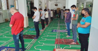 محافظ شمال سيناء يتابع عودة الحياة لطبيعتها وفتح المساجد والمقاهى والمطاعم
