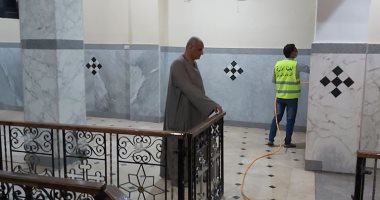 صور.. شباب مسلمون وأقباط يعقمون كنيسة العذراء مريم بقرية المريس فى الأقصر