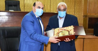 نادى أسوان الرياضى يمنح المحافظ رئاسته الشرفية.. و"عطية" يدعمه بمليون جنيه