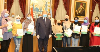 محافظ القاهرة يسلم 10 عرائس يتيمات منح مالية.. صور 