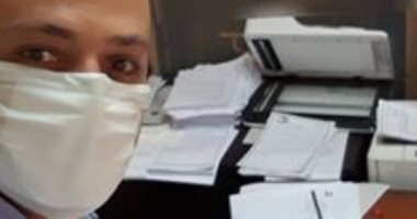 بالكمامة.. "هانى" يشارك بصورة وقت العمل ملتزما بالإجراءات الوقائية