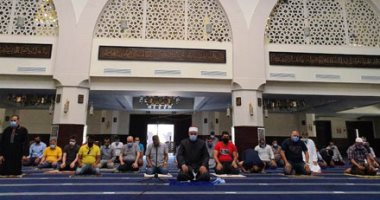 صور.. العشرات يؤدون الصلاة بالمسجد الجامع فى مدينتى.. والالتزام بالكمامات واصطحاب "مصلية"