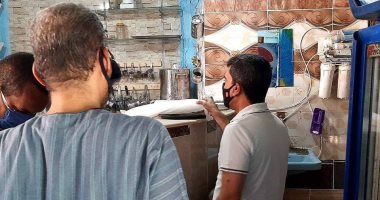 صور.. رئيس مدينة البياضية بالأقصر يتفقد المقاهى لمتابعة الالتزام بالإجراءات