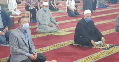أول صلاة بمسجد أبو العباس بالإسكندرية وسط إجراءات احترازية بعد رفع الحظر..صور