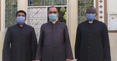 الكاثوليك يعودون لكنائسهم بصلاة القداس.. وراعى الكنيسة: نصلى للمرضى.. صور