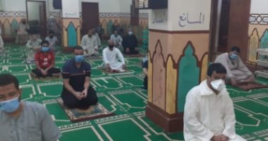 بالكمامة وسجادة الصلاة والتباعد الاجتماعى.. صلاة الفجر فى قرية المريس بالأقصر