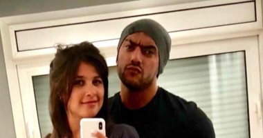 أحمد العوضى يهدى ياسمين عبد العزيز أغنية "بالبنط العريض".. فيديو