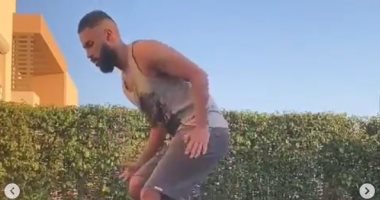 شاهد.. حسام عاشور يتدرب فى حديقة منزله بعد انتهاء علاقته بالأهلي