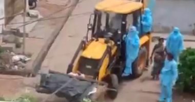ولاية هندية تفصل موظفين قاموا بنقل متوفى بكورونا للمحرقة "بالبلدوزر"