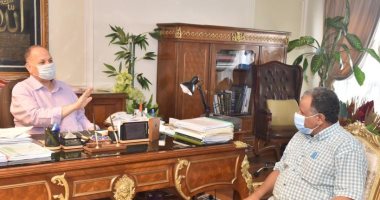 محافظ أسيوط يطمئن على المخزون الاستراتيجى للسلع التموينية وضبط الأسعار