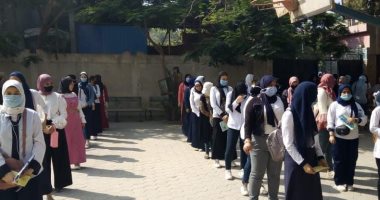 صور.. تحقيق التباعد بين طلاب الدبلومات الفنية خلال دخولهم لأداء الامتحانات العملية