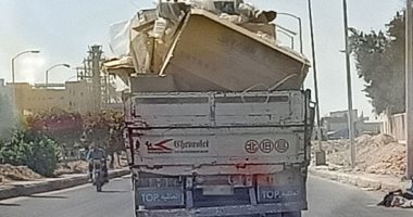 امسك مخالفة.. قارئ يشارك بصور لسيارة تحمل القمامة بدون غطاء