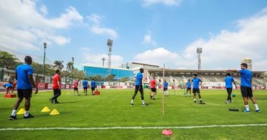 الأهلي يُعقم ملعب التتش قبل مران المجموعة الثانية