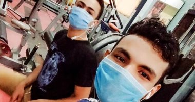 بالكمامة.. "أحمد" و"حسين" من سوهاج فى الجيم ملتزمين بالاجراءات الوقائية