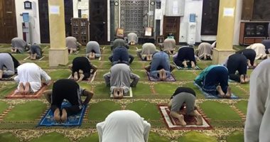 بالكمامة والسجادة أهالى مساكن البنك بالخانكة يستقبلون الصلاة فى المساجد