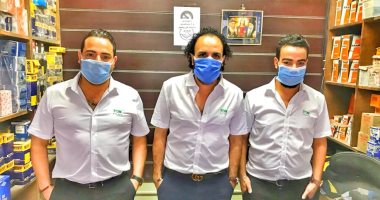 بارتداء الكمامة.. 3 شباب بسوق التوفيقية يشاركون بصورة خلال أداء عملهم