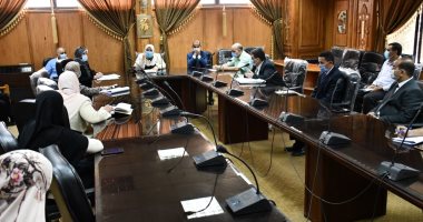 رئيس جامعة قناة السويس تؤكد على ضرورة الالتزام بالإجراءات الاحترازية 