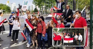 بالأعلام وصور الرئيس السيسي.. الجالية المصرية في نيويورك تحيى ذكرى ثورة 30 يونيو أمام الأمم المتحدة.. وتؤكد: مياه النيل خط أحمر.. وليبيا بوابة الأمن القومى المصرى.. و30 يونيو أعادت مصر إلى مسارها الصحيح (صور)