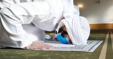 شباب من الإمارات يصممون سجادة صلاة تصلح لمرة واحدة لمواجهة كورونا .. صور
