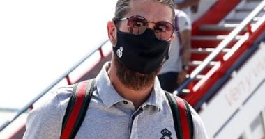 وصول لاعبى ريال مدريد إلى إسبانيول بالكمامة استعداداً لموقعة الصدارة.. صور