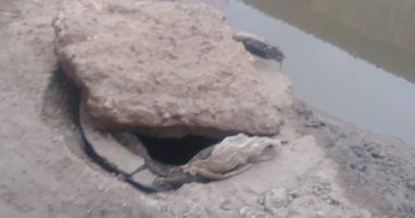 قارئ يشكو وجود بالوعة صرف بدون غطاء وانتشار الصرف الصحى بالوراق
