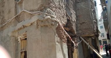 انهيار عقار من طابقين بمنطقة قولونجيل بالمنصورة.. صور