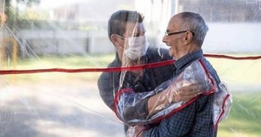 "من بعيد لبعيد".. كورونا تفرق الأحبة خوفا من العدوى.. أرجنتينى يعبر المحيط فى 85 يوما لرؤية والديه.. دار مسنين وسط إنجلترا يسمح بزيارات المقيمين من السيارة فقط.. وتدشين نفق بلاستيك لعناق الأقارب فى البرازيل