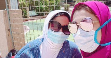 "إيمان" و "نورهان" تشاركان صحافة المواطن صورتهما بالكمامة من الإسكندرية