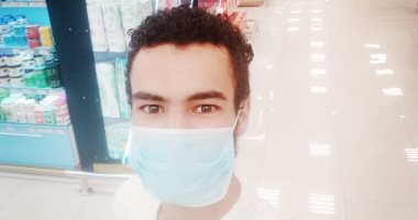 "كامل" يشارك صورته وهو يرتدى الكمامة فى أحد المولات التجارية