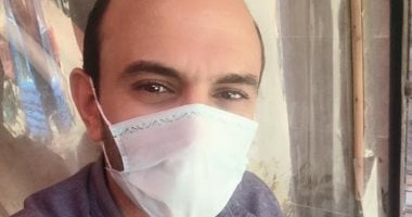 "محمود" يشارك صورته بالكمامة خلال أدائه لعمله فى محكمة الرحمانية بالبحيرة