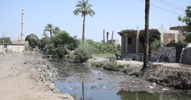 محافظ قنا يوجه بإزالة المخلفات بترعة الترامسة.. صور