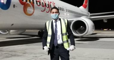 بالكمامة والجوانتى.. "حسام" يشارك بصورة أثناء العمل ملتزما بالإجراءات الوقائية