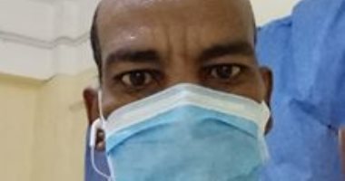 بالكمامة.. "محمد" يشارك بصورة خلال أداء عمله من محافظة أسوان 