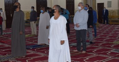 محافظ الأقصر يؤدى صلاة العشاء بمسجد السيد يوسف بالكرنك ويتابع الإجراءات الاحترازية
